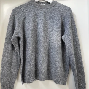Tröja  - En så snygg grå stickad tröja från Zara! Använd ett fåtal gånger 💕😍