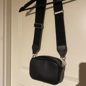 Liten väska  - Supersöt liten väska från NA-KD 🙏😇 använd mycket fåtal gånger 😋💕 nypris 350kr