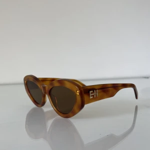 Solglasögon  - Solglasögon, Elsa Hosk x chimi. Fodral tillkommer inte. Fint skick men ett par repor förkommer som alltid finns när något kommer till användning 😊