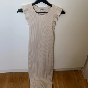 Långklänning med volang - Oanvänd klänning med volang. Den är i nyskick