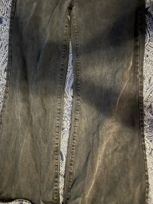 Svarta jeans - Byxorna är i modellen straight jeans form. Byxorna går hela vägen ner till fötterna och jag är 176 lång. 