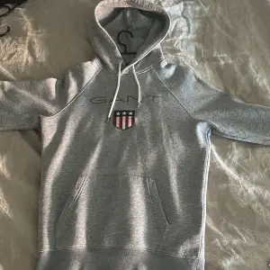 Säljer en Gant hoodie i bra skick 10/10    Pris kan diskuteras