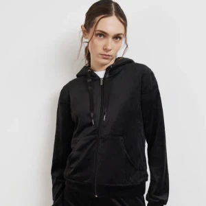 cecilia velour hoodie från Gina tricot  - Säljer en mjukis hoodie från Gina tricot då de inte kommer till användning, nypris 249 och säljs för 120kr då den är i mycket bra skick, det finns även möjlighet att köpa hela svarta settet, skriv vid intresse och köparen står för frakten💗