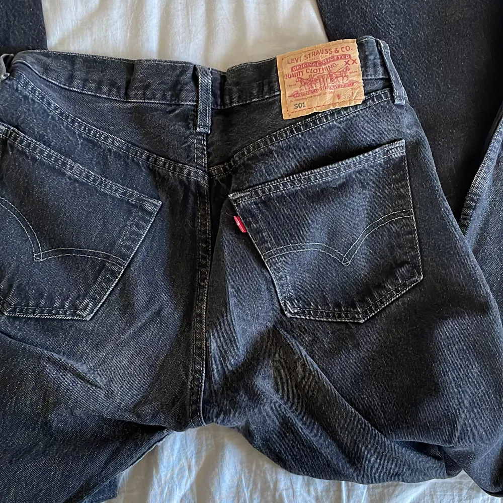 Mid waist levis jeans från min mammas 90-tals garderob, lite slitna emellan låren men syns knappast. Jeans & Byxor.