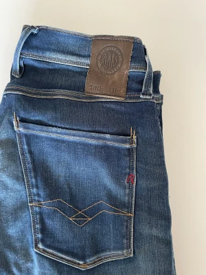 Replay jeans för 300 kr - Använda ett tag men fortfarande väldigt bra skick. Säljer pga att dom är för små. Är hyperlflex modell som gör att dom är sjukt sköna att ha på sig. Nypris: 1400 