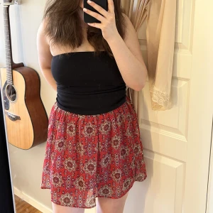 Kjol  - Säljer denna underbara kjol från Hollister som inte kommer till användning längre. Den är använd relativt mycket men det är inget som syns utåt. Jag är 166cm lång💞