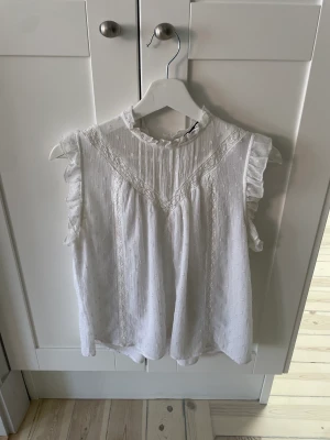 Vit blus  - Vit blus från zara med jätte gulligt mönster!