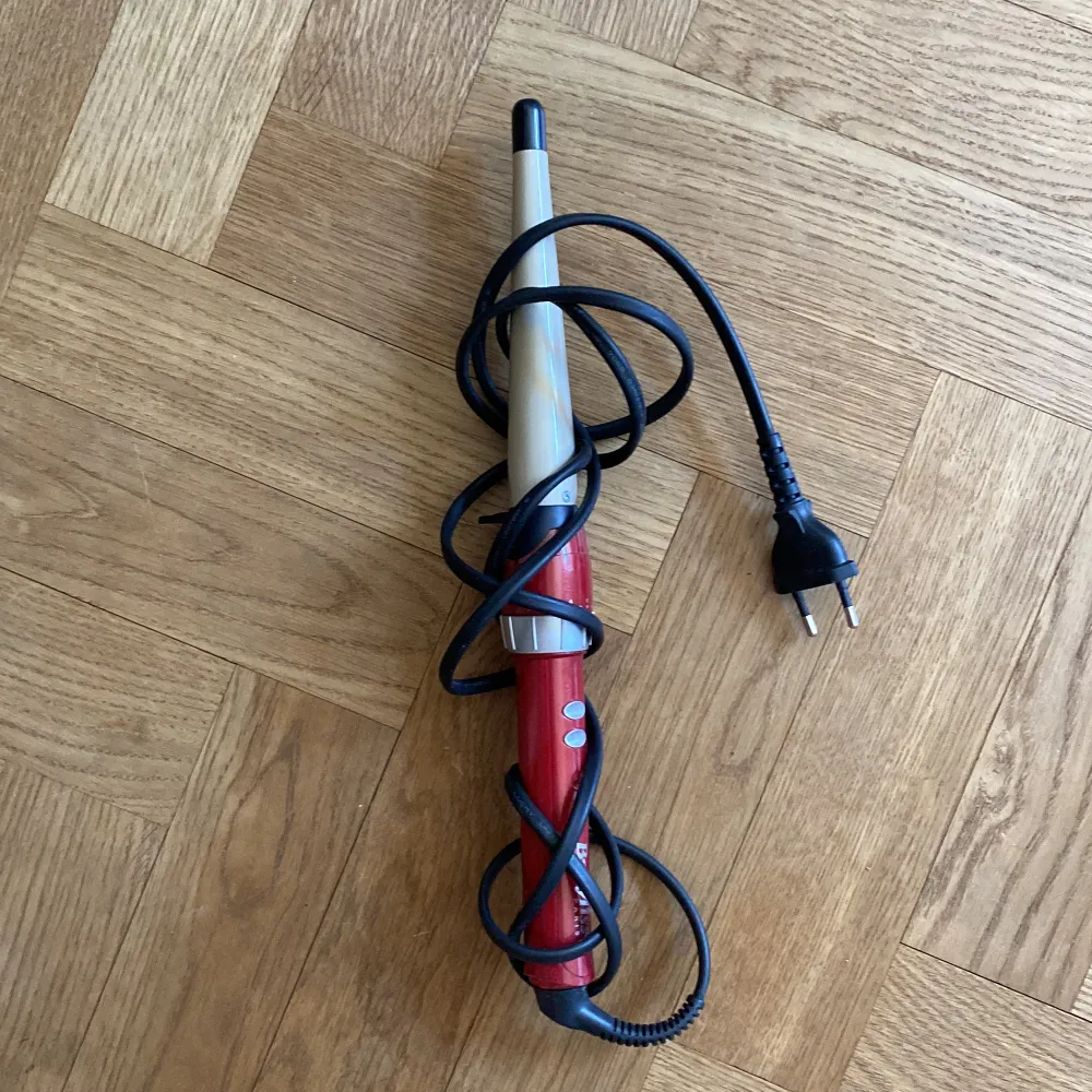 Locktång i mycket fint skick. Tio värmenivåer och enkel att använda. . Muu.