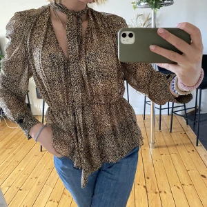 Leopard blus - Finaste blusen ever i leopard mönster som man även kan knyta runt halsen för extra detalj!! 