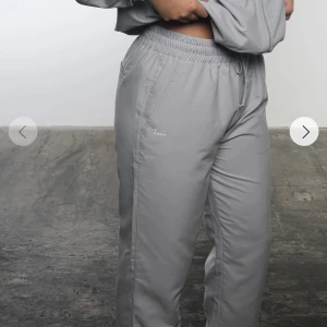 Tracksuit pants - Gråa tracksuit pants från A-DSGN. Säljer då dom är för stora för mig. Använd ca 2 gånger. Nypris 700kr, mitt pris 200kr. Kom privat för fler bilder❤️‍🔥
