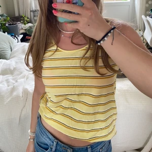 Gul topp  - Superfint randigt linne!💛