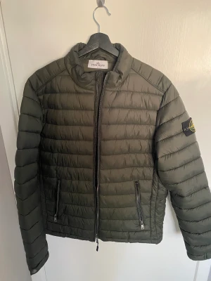 Stone island jacka - Hej jag säljer nu min stone island jacka eftersom att den inte längre kmr t användning, köpt för cirka 7500 vilket är nypris. Väldigt bra skick, strlk L, passar även M. Kan mötas upp i sthlm också. Hör av er om ni har frågor eller vill ha fler bilder!