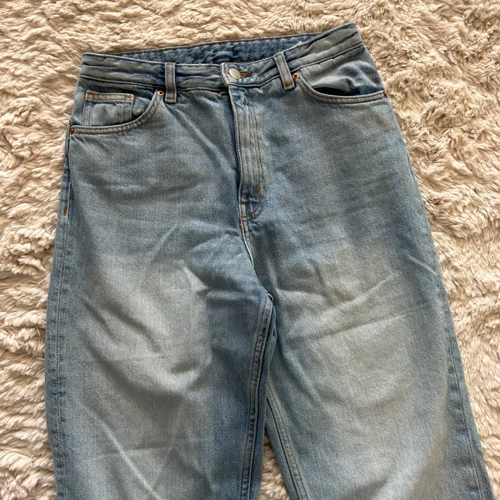 Jeans från monki i storlek 28. Jeans & Byxor.