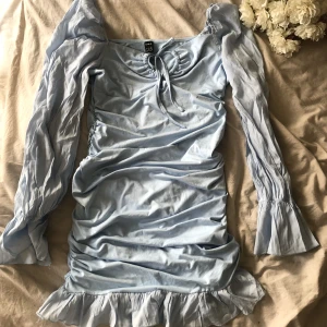 Klänning - Jättefin ljusblå söt klänning med volang! Aldrig använd.  80kr