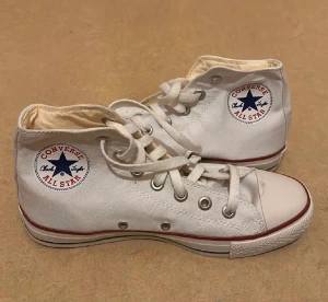 Converse  - Säljer ett bar vita Converse, aldrig använda☺️