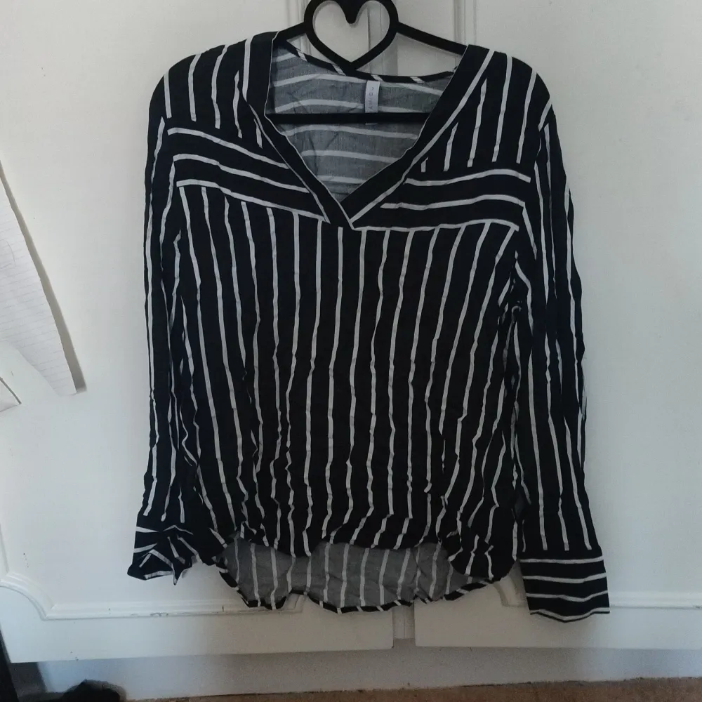Randig blus från amisu new yorker aldrig använd i storlek M. Puserot.