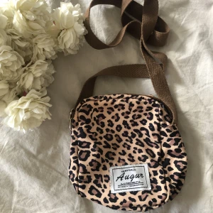 Väska axelbandsväska - Bästa väskan! Man får plats med allt man behöver men den är ändå liten. 30kr