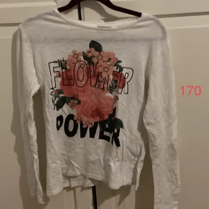 Tröja och hoodie - Mycket fin långärmad tröja och en tunn hoodie! Båda är i bra skick och enskilt säljs de för 50 kr. Alla storlekar finns på bilderna! Kontakta för mer bilder! 