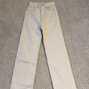 Ljusbeige jeans från Carlings. Hög midja. Storlek XXS. Benlängd 72 cm. 