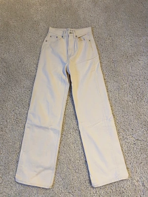Jeansbeige jeans från Carlings  - Ljusbeige jeans från Carlings. Hög midja. Storlek XXS. Benlängd 72 cm. 