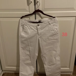 Byxor - Jätte fina byxor säljs på grund av för små storlekar. De två första är i nyskick, den sista är i ganska bra skick. Det första paret säljs för 150 kr. De två andra för 50 kr var. Alla storlekar finns på bilderna! Kontakta för mer bilder! 