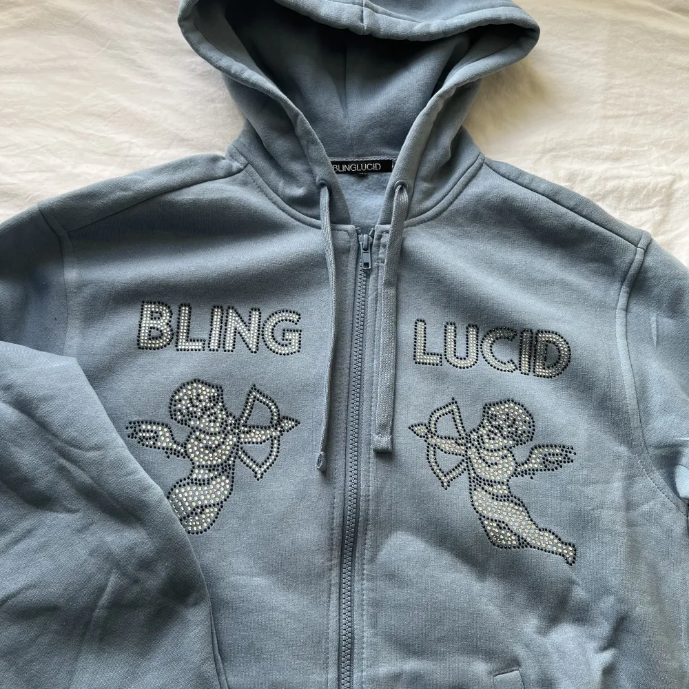 Hjälper min bror att sälja sin zip hoodie från bling lucid. Den är aldrig använd och den köptes för 700, han säljer den då den var för stor för honom. Pris går att diskuteras!!. Tröjor & Koftor.