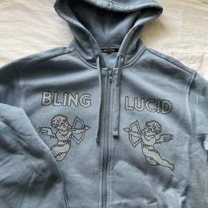 Hjälper min bror att sälja sin zip hoodie från bling lucid. Den är aldrig använd och den köptes för 700, han säljer den då den var för stor för honom. Pris går att diskuteras!!