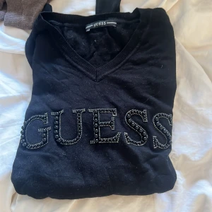 Guess tröja  - Säljer denna långärmade guess tröjan med v - ringning. Säljer pgr av ingen andvänding. Priset går att diskutera💓💓