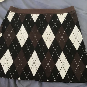 helt oanvänd kjol  - ANVÄND INTE KÖP NU! frakt: 45kr = 145kr postbevis skickas! så fin till sommar ^^