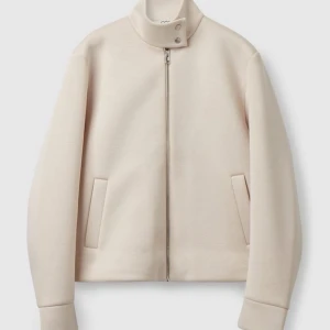 Cos boxig jacka - Säljer min fina boxiga jacka från cos i storlek M. Något för stor för mig som tyvärr är en S annars. Superfin i scuba liknande material, så fin till våren!