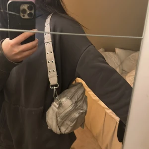 Handväska - Supersnygg !rymlig! handväska! i skitsnygg färg. Nyskick!💕