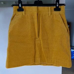 Gul manchesterkjol från hm - En gul manchesterkjol från hm som jag köpte till en halloween-utklädnad som det slutade med att jag aldrig använde. Inga tecken på användning. 