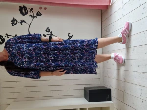 Klänning från Monki  - Vacker, lätt klänning, knappt använd. Knytdetalj på ryggen.