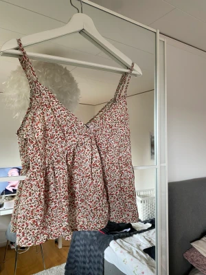 Topp - Säljer denna fina topp från shein, aldrig använd. Superfin till sommaren. Köparen står för frakten