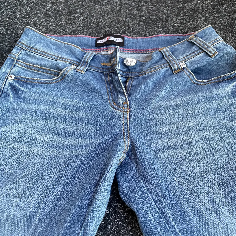 Jättefina lågmidjade bootcut jeans! De är tyvärr för små för mig, det är därför jag säljer. Använd köp nu. Skriv för mer frågor:). Jeans & Byxor.