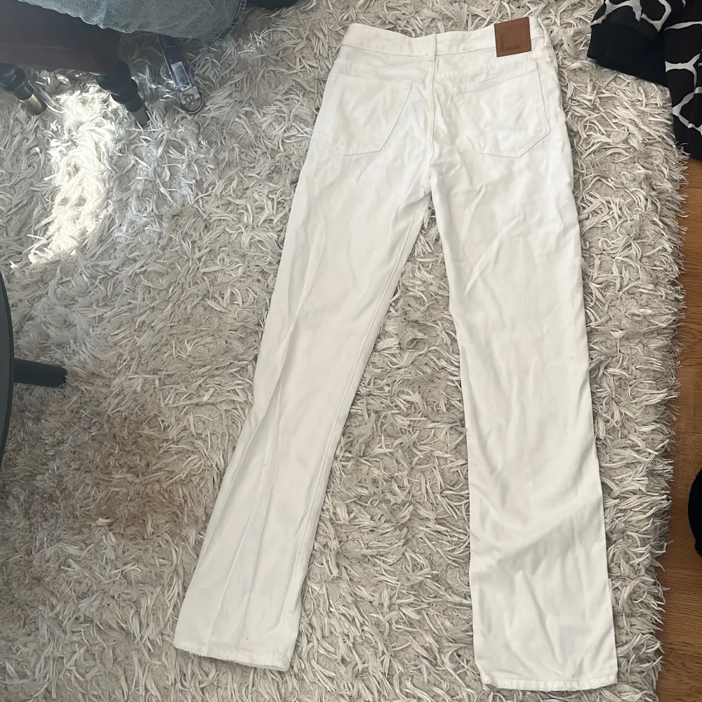 Lågmidjade vita straight jeans! Nästan helt oanvända. Og pris 500. Jeans & Byxor.