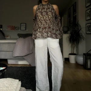 Hm linnebyxor  - Snygga linnebyxor köpta på hm förra året. Andvända ett fåtal gånger, säljer då jag ska köpa ett par nya!! Jag är 170!!!💗