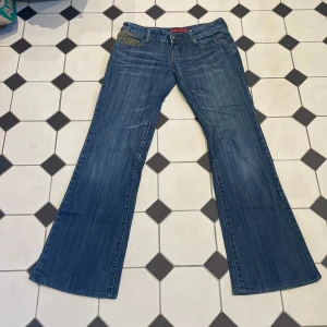 Lågmidjade jeans - Skick som på bilderna. Midjemått tvärs över 36cm innerbenslängd 74cm