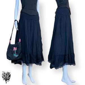 Kjol - Svart volangkjol i fint skick. Från Zizzi, märkt som M, Underlag finns ⚠️ För stor för skyltdocka, snöre fäst på baksidan för att hålla upp kjolen. Mått liggandes; Midjebredd 40 cm &  Längd 85-88cm