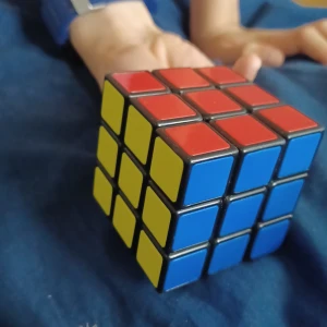 Rubiks kub (utan cuboss stödet) - Det här är en vanlig kub alltså inte en speed cube. Den här är perfekt för den som håller på att lära sig och inte håller på med avancerade algoritmer. Säljs utan detvita stödet. Originalpriset är 120 kr.