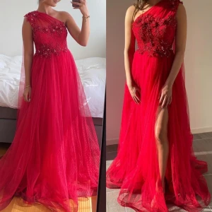 Röd festklänning - storlek 38 insydd till 34/36, använd endast några timmar. pris går att diskutera 