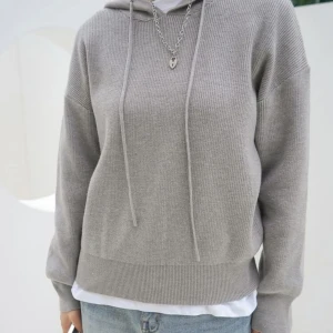 Stickad grå hoodie - Stickad grå hoodie, relativt tjockt material 