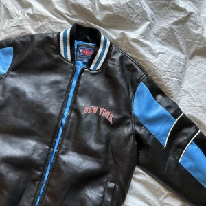 Läderjacka - Läderjacka i baseball modell. Supersnygg unisex modell som passar båda. Storlek large men om man gillar oversize och har medium sitter den bra. Kan mötas i Stockholm eller skicka! Den är köpt utomlands och i nyskick💫