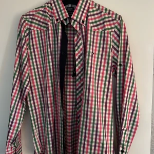 Skjorta - Hej säljer min sköna skjorta. Den är tunn och passar perfekt till speciella tillfällen. Lappen finns kvar