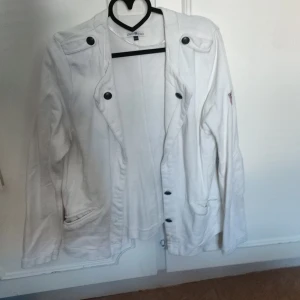 Collegekavaj - Vit college kavaj i fint använt skick från KappAhl i storlek 40/42