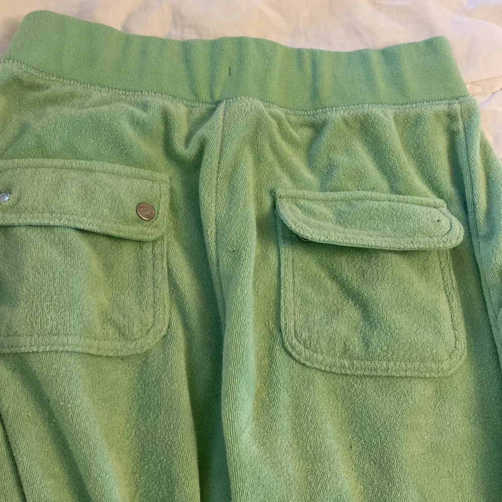 Byxorna är sönder tvättade typ och så är 2st knappar borta så jag säljer de billigt (:. Jeans & Byxor.