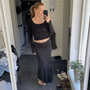 Svart maxikjol - Svart maxikjol från Nakd ✨strl: M,  150kr plus frakt. 