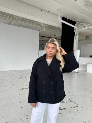 Design by si kappa❣️ - Design by si kappa i svart köpt för ca 4 månader sen, den är lite nopprig men annars är den i perfekt skick. Skriv för fler bilder och info!💕