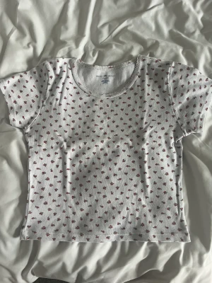 Kortärmad floral top, Brandy Melville - Säljer denna jättefina topp från Brandy Melville 💘 Jag säljer den eftersom jag inte fick så mycket användning för den. Den är i fint skick (utan fläckar eller hål) ✨Storleken är One Size men den passar alla mellan Xs och M 💓