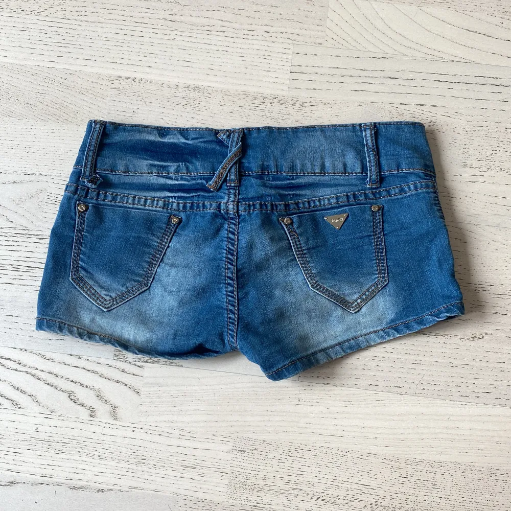 Jag säljer ett par lågmidjade short, i färgen blå. Det passar mig inte💕💕. Shorts.